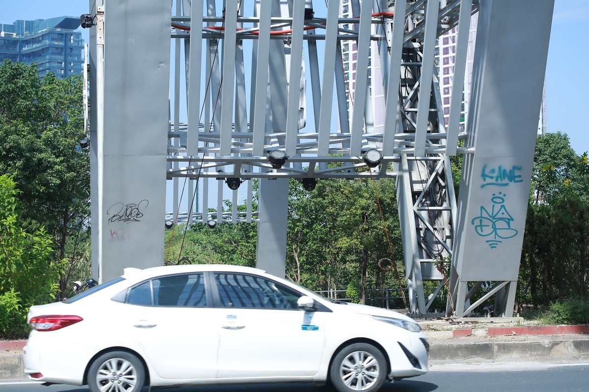 Dải phân cách cứng cũng bị những hình vẽ bậy tấn công.