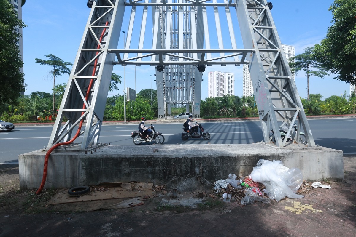 Chân cổng chào, đoạn vỉa hè trên đường Võ Chí Công thành nơi xả rác, bốc mùi hôi thối.