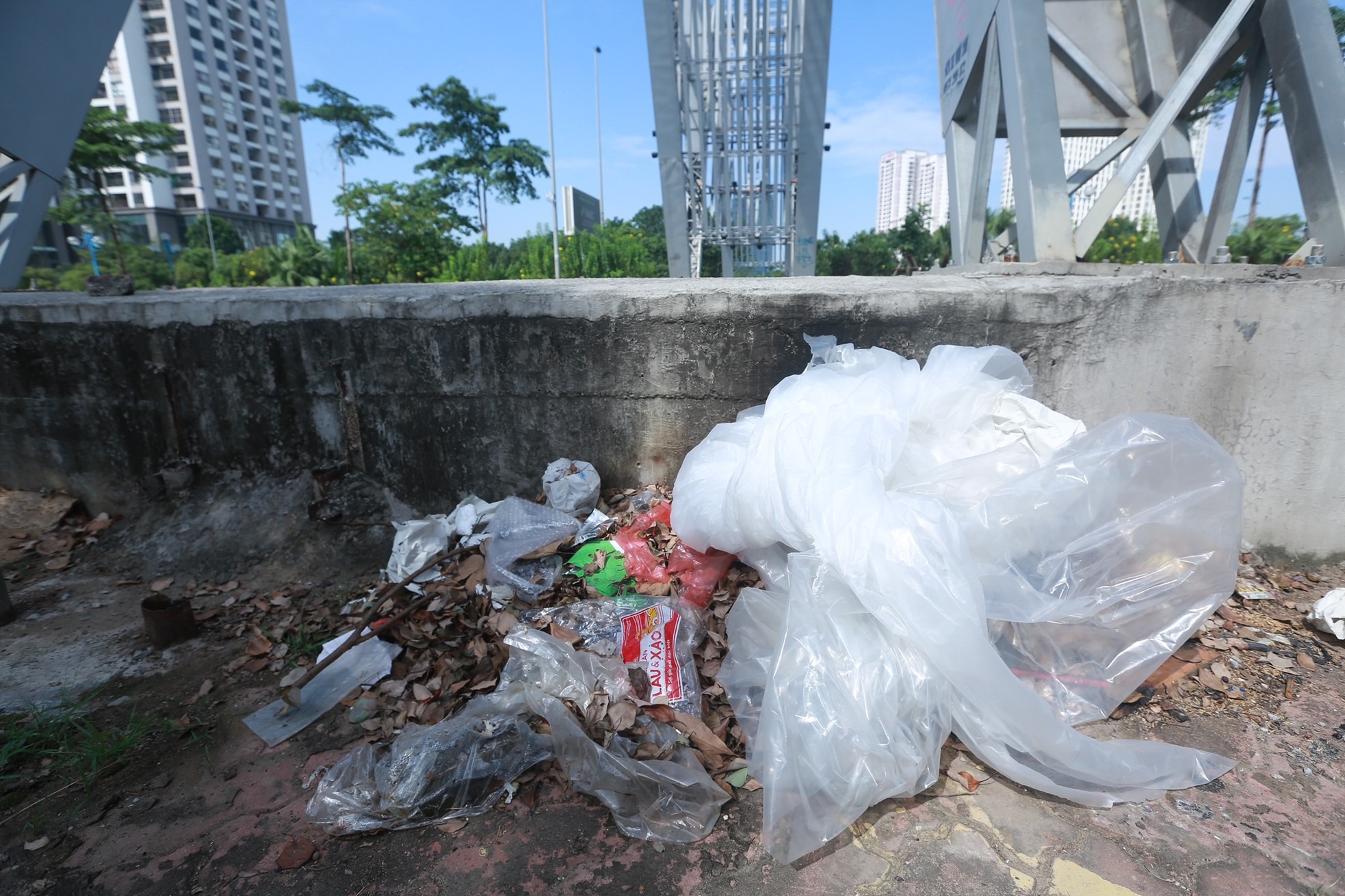 Hình ảnh gây mất mỹ quan đô thị tại cửa ngõ phía bắc Thủ đô khiến nhiều người dân bức xúc.