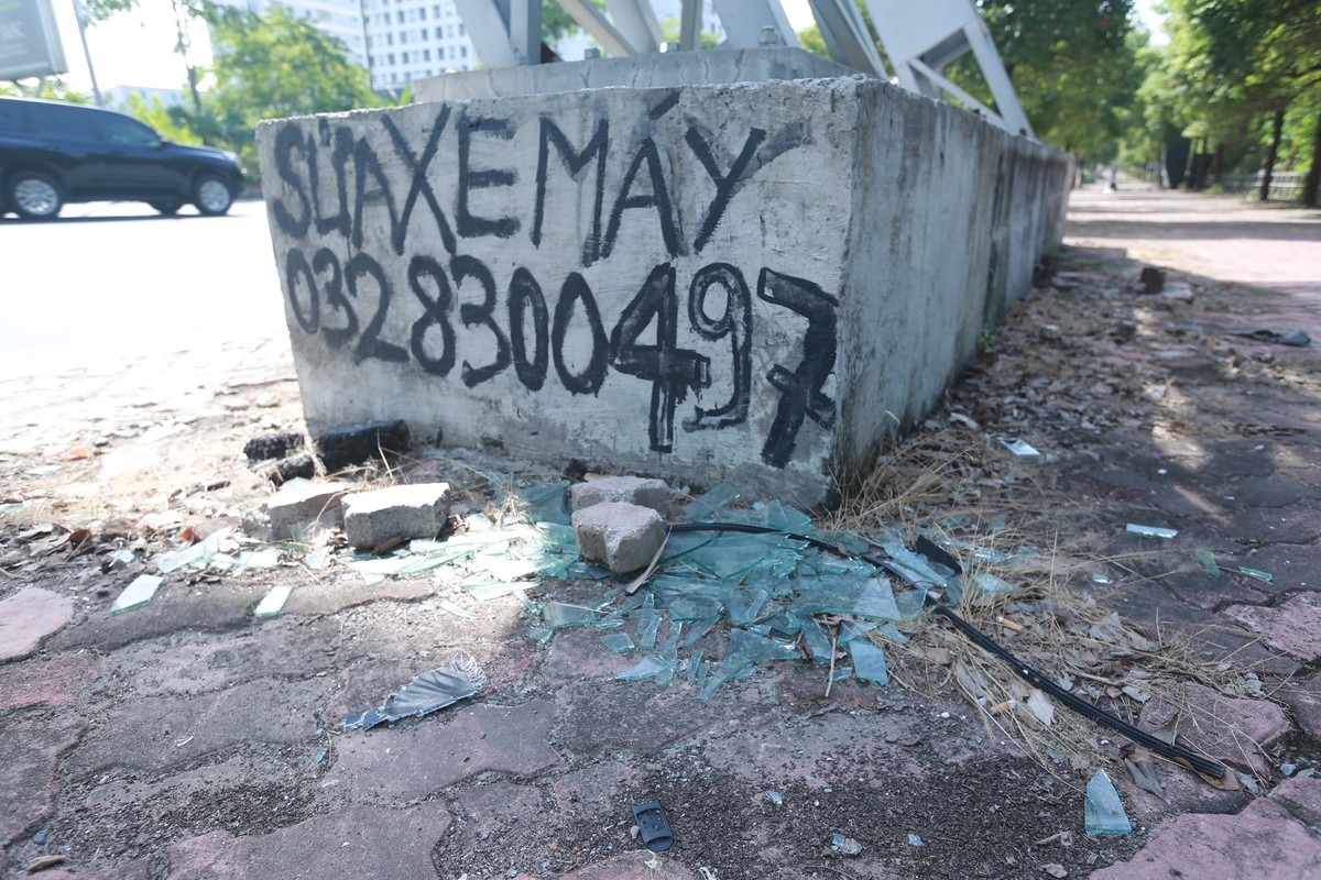 Theo Nghị định 144/2021/NĐ-CP, hành vi “phun sơn, viết, vẽ, dán, gắn hình ảnh, nội dung lên tường, cột điện hoặc các vị trí khác tại khu vực dân cư, nơi công cộng, khu chung cư, nơi ở của công dân hoặc các công trình khác mà không được phép của cơ quan có thẩm quyền” sẽ bị phạt tiền từ 1 - 2 triệu đồng. Nếu hủy hoại hoặc cố ý làm hư hỏng tài sản của cá nhân, tổ chức có thể bị phạt tiền từ 3 - 5 triệu đồng.