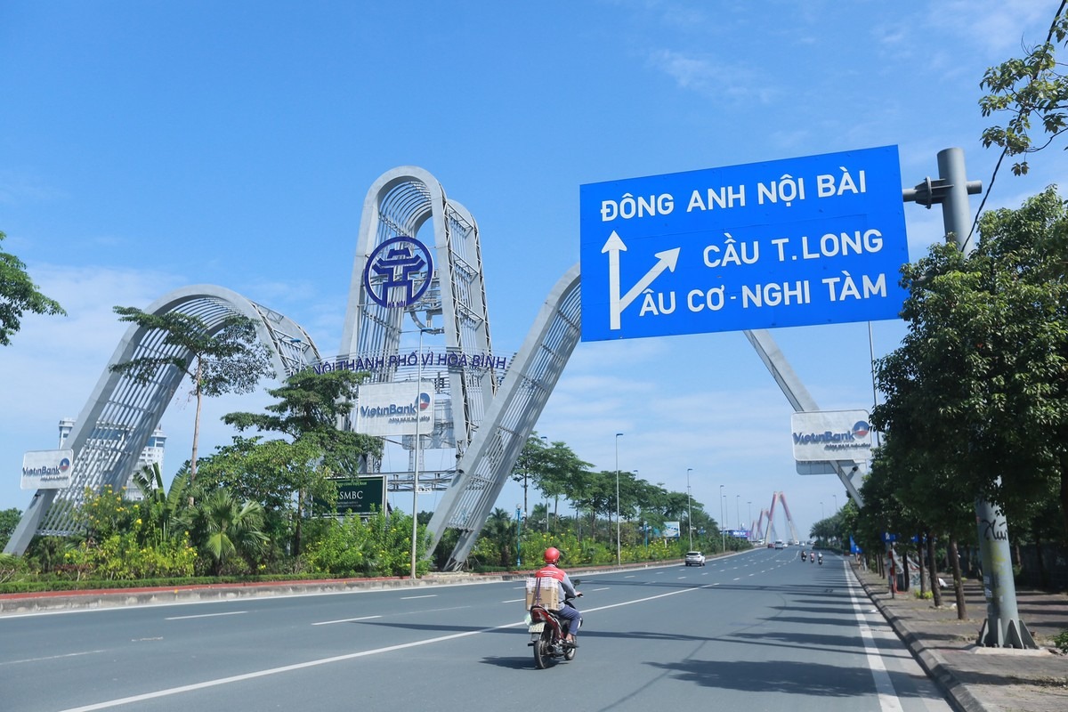 Cổng chào hình cánh chim bồ câu với dòng chữ 