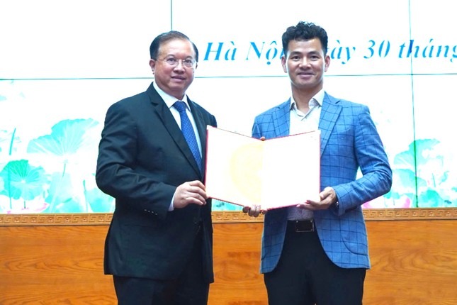 NSND Xuân Bắc nhận quyết định bổ nhiệm Cục trưởng Cục Nghệ thuật biểu diễn, Bộ Văn hóa, Thể thao và Du lịch ngày 30/10.