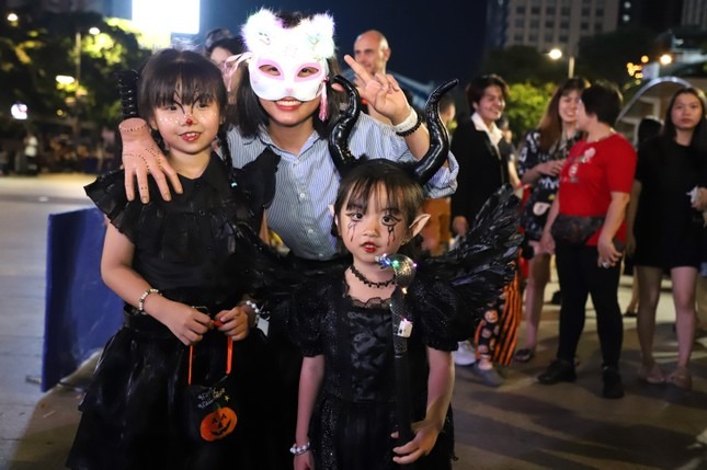 Hai cô bé là chị em ruột được người thân hóa trang với tạo hình phù thủy và đưa lên phố trẩy hội Halloween.