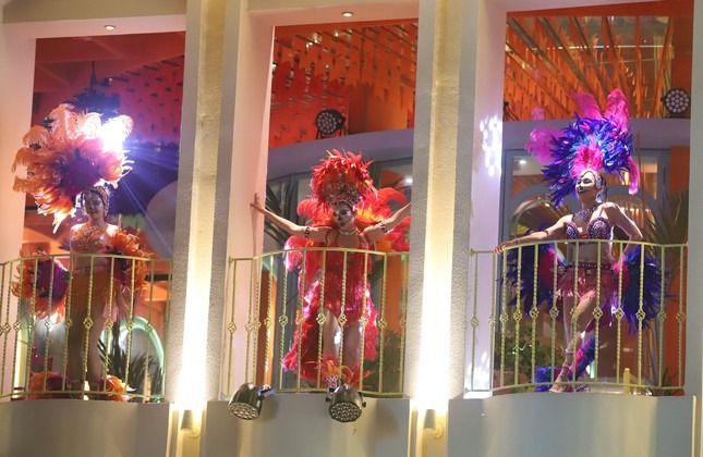 Các vũ công tại một nhà hàng trên phố đi bộ Nguyễn Huệ biểu diễn trong nền nhạc sôi động trong đêm Halloween.