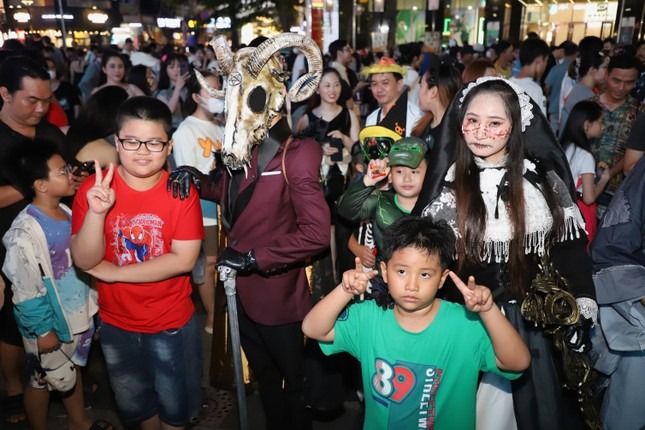 Tối 31/10, hàng nghìn bạn trẻ và du khách đã đổ về Phố đi bộ Nguyễn Huệ (quận 1, TPHCM) vui chơi trong đêm chính hội Halloween với những màn hóa trang độc đáo, ấn tượng.