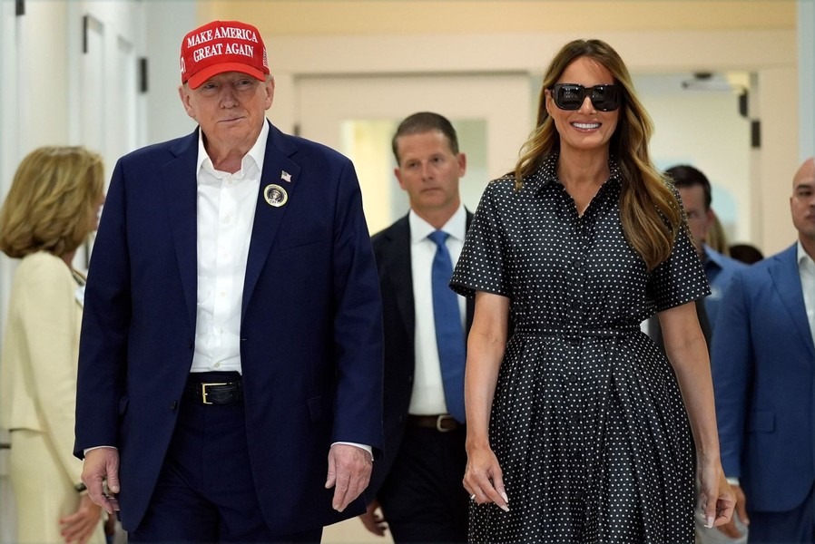 Cựu Tổng thống Mỹ Donald Trump và cựu Đệ nhất phu nhân Melania Trump đến gặp gỡ giới báo chí sau khi bỏ phiếu tại Palm Beach, bang Florida hôm 5-11