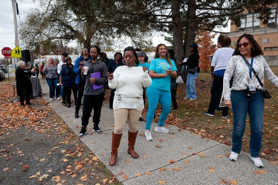 Mọi người nhảy múa bên ngoài khu vực bỏ phiếu ở Detroit