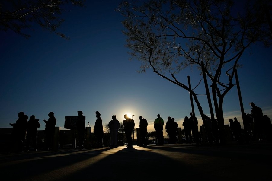 Mọi người xếp hàng để bỏ phiếu bên ngoài Sân vận động Allegiant, sân nhà của đội Las Vegas Raiders