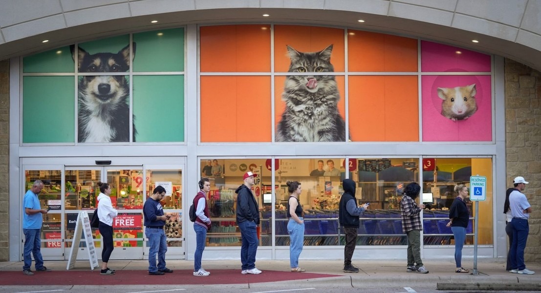 Cử tri xếp hàng tại địa điểm bỏ phiếu ở Austin, bang Texas