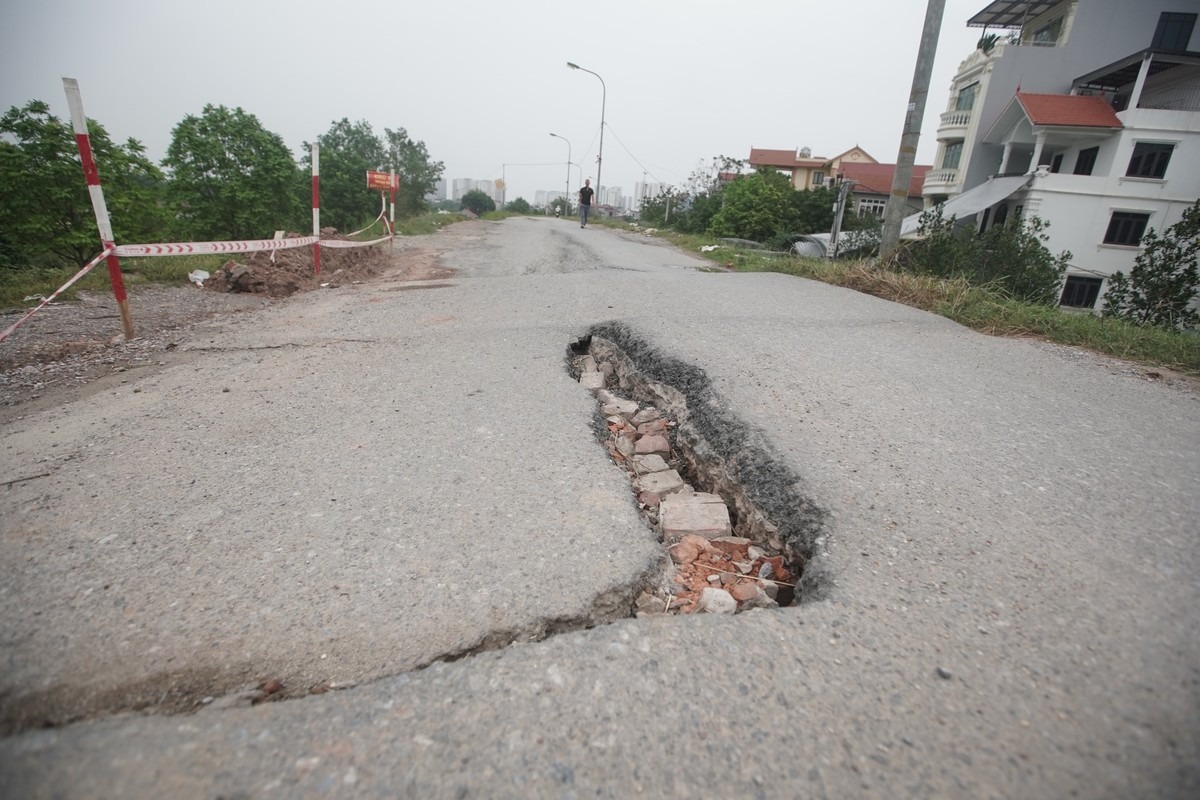 Cụ thể, các sự cố về đê Yên Nghĩa xảy ra tại vị trí từ K22+300 - K22+335. Một số vị trí xuất hiện nhiều vết nứt rộng trên 20 cm.