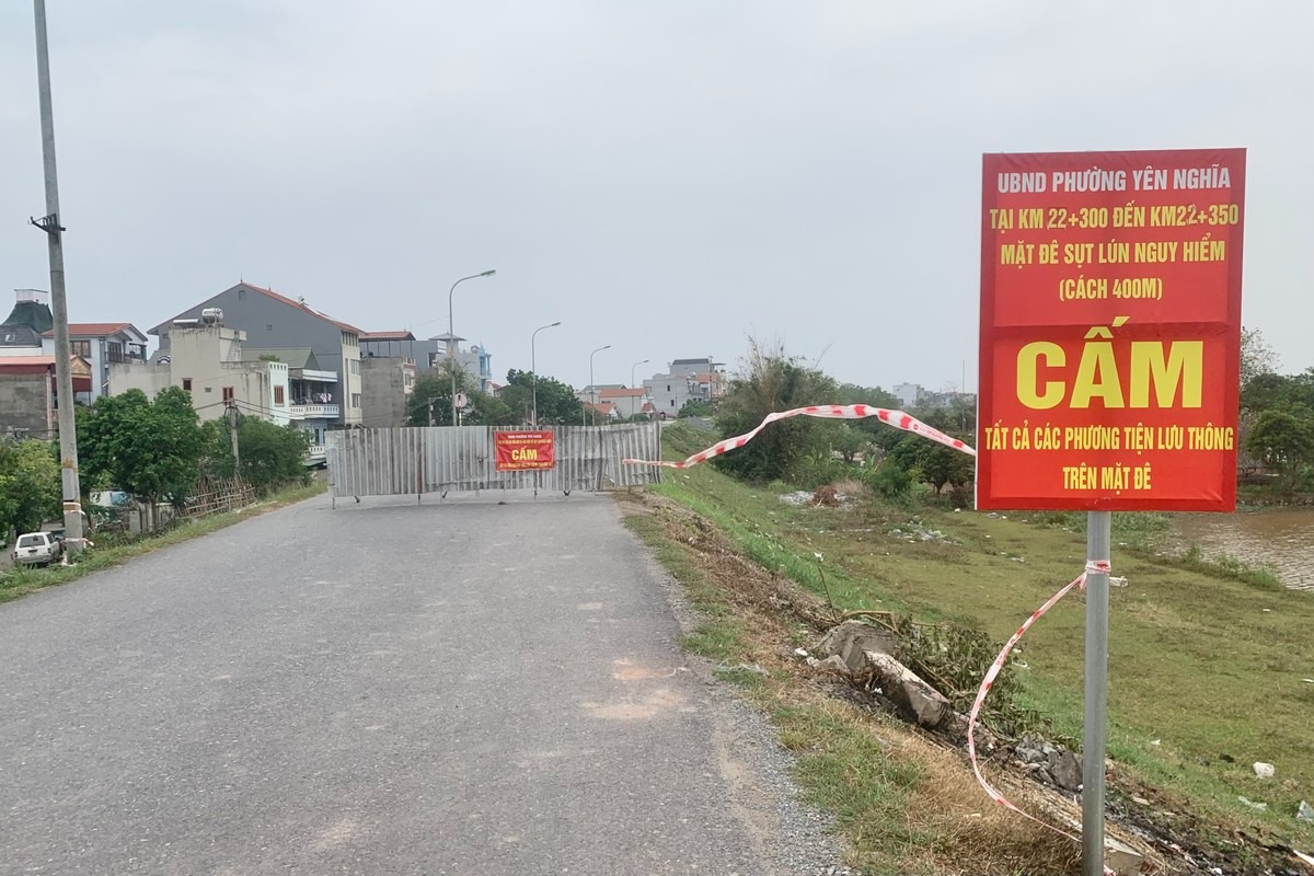 Lực lượng chức năng quận Hà Đông đã phối hợp với UBND phường Yên Nghĩa dựng biển cảnh báo từ xa, biển cấm và hệ thống rào chắn cả 2 đầu đoạn đường đê Yên Nghĩa, nơi xuất hiện điểm sụt lún.