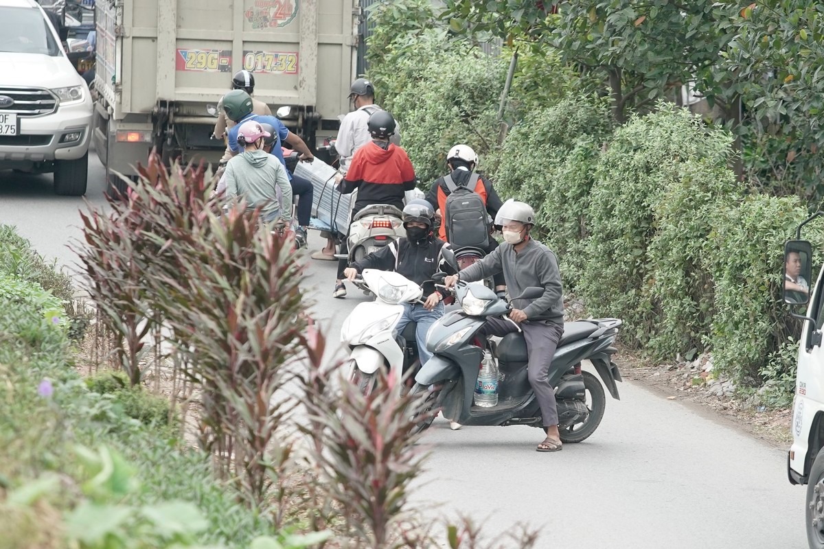 Để thoát cảnh tắc đường ven chân đê, các phương tiện quay xe đi vào đường cấm.