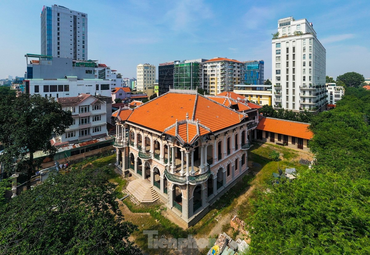 Căn biệt thự cổ tại số 110-112 Võ Văn Tần, quận 3, TPHCM, với diện tích gần 3.000m², là một trong những tài sản mà bà Trương Mỹ Lan mong muốn xin lại. Theo bà Lan, đây là tài sản riêng của gia đình do mẹ bà mua cho con gái bà là Chu Duyệt Phấn.