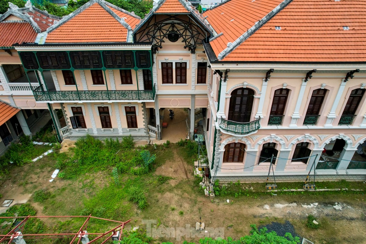 Biệt thự được xây dựng theo lối kiến trúc Pháp cổ. Theo bà Lan, đây là tài sản riêng của gia đình, có giá trị lớn về văn hóa và di sản, cần được bảo tồn.