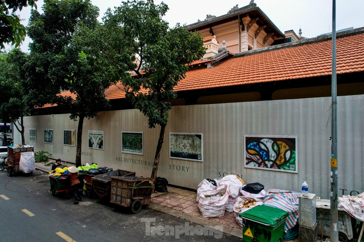 Hiện tại, xung quanh biệt thự cổ được quây tôn, cổng chính ra vào cũng được đóng kín.