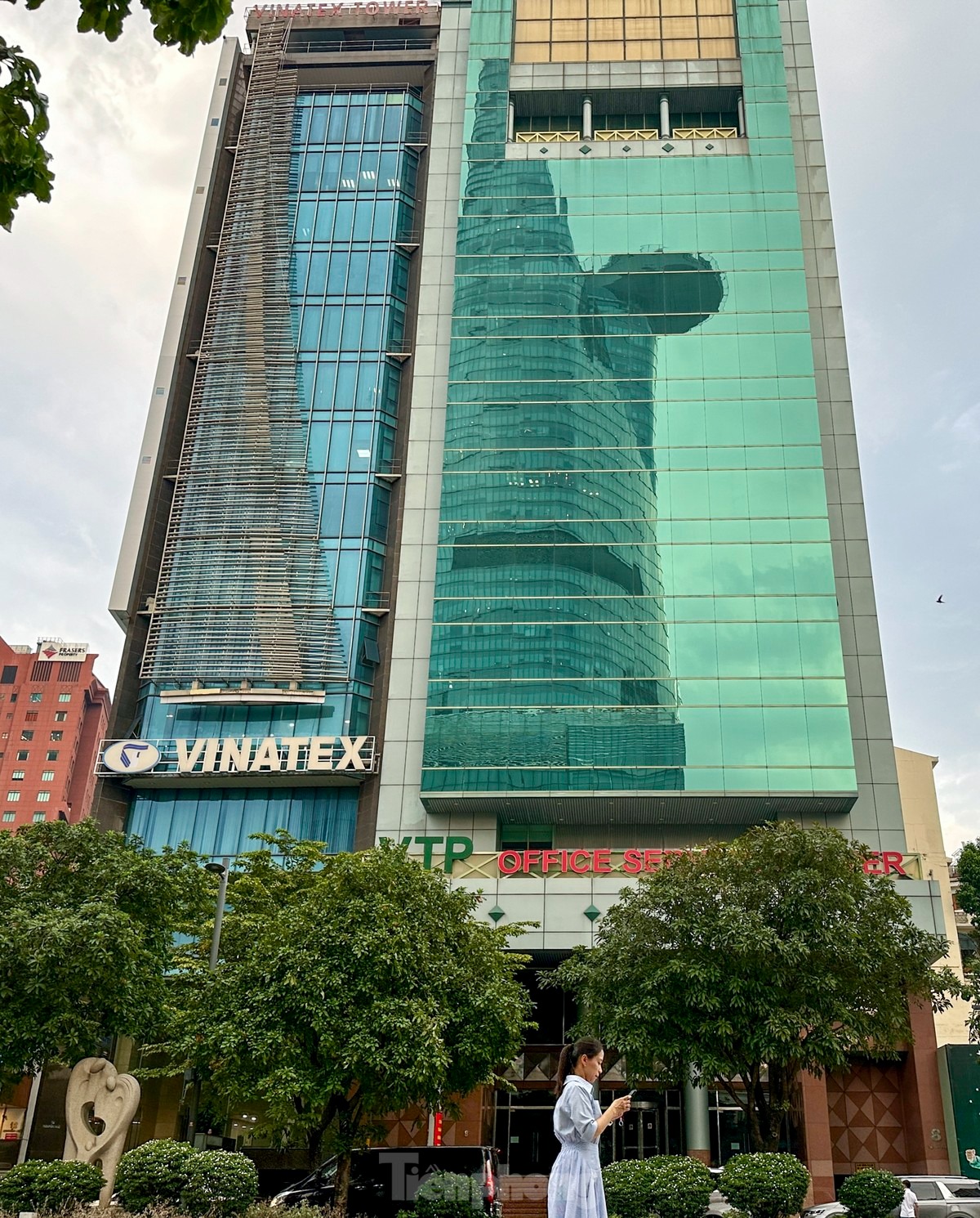 Đối với tòa nhà 19-25 Nguyễn Huệ (quận 1) đang cho SCB thuê làm trụ sở, bà Lan trình bày khu đất này vốn là kho gạo của ông cố nội, nên mẹ bà đã mua lại để làm kỷ niệm cho cháu ngoại.