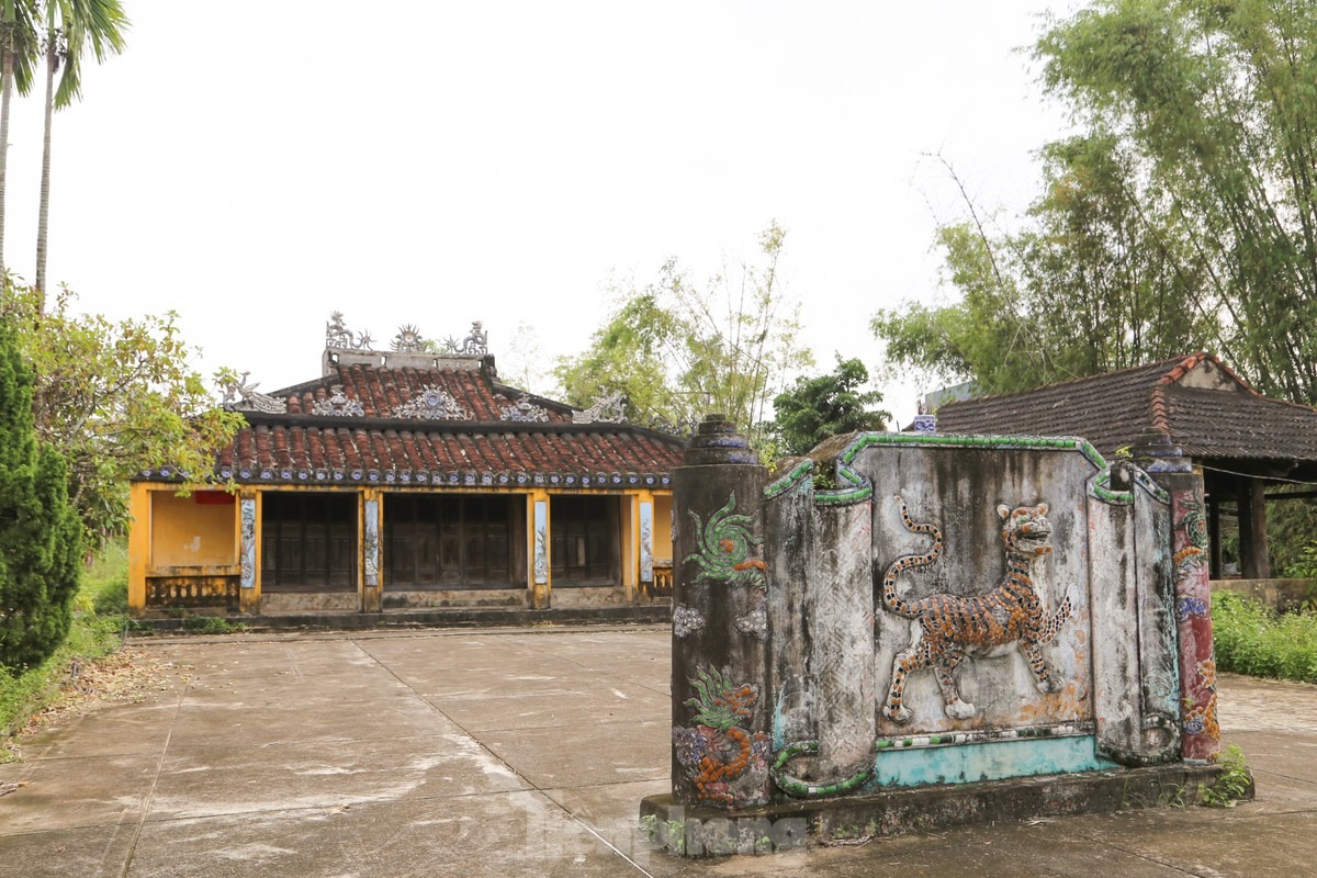 Ngay trục đường chính vào làng chính là nhà thờ Tiền hiền chư phái tộc đã có công khai khẩn lập làng và xây dựng làng Phong Lệ. Đây là một trong những công trình văn hóa tín ngưỡng lâu đời của xứ Đàng Trong.