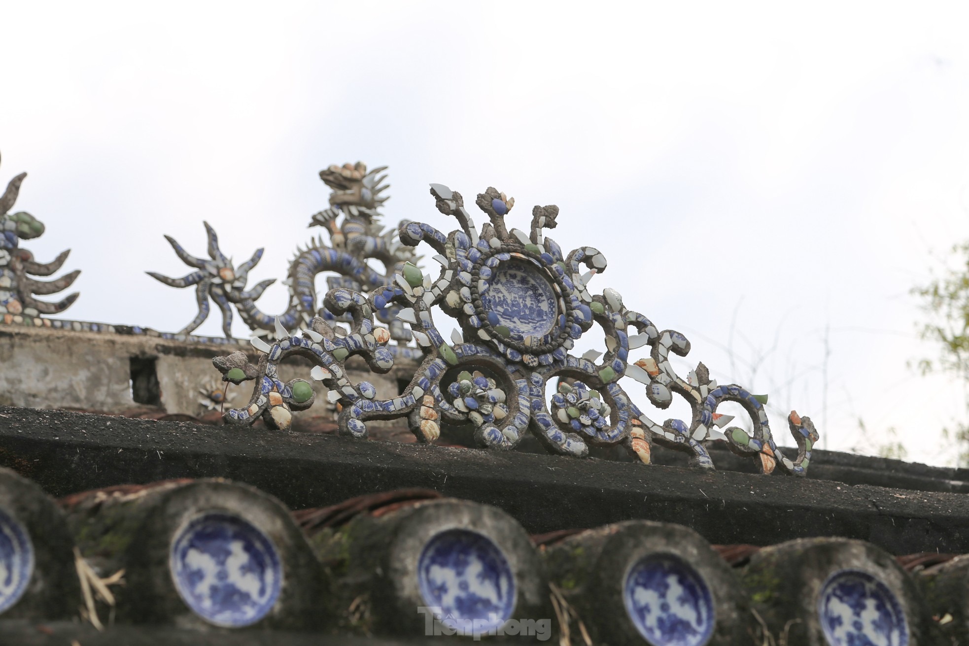 Ngoại thất nhà thờ Tiền hiền chư phái tộc làng Phong Lệ được xây dựng với các hình ảnh: Long, Lân, Quy, Phụng, Mặt Nguyệt, Trúc, Liễu, Tùng, Mai, mái ngói âm dương… Đây là không gian tâm linh, tín ngưỡng và văn hóa của các chư phái tộc tại đây, lưu giữ hồn cốt của một vùng đất có bề dày lịch sử và đậm đà bản sắc văn hóa.