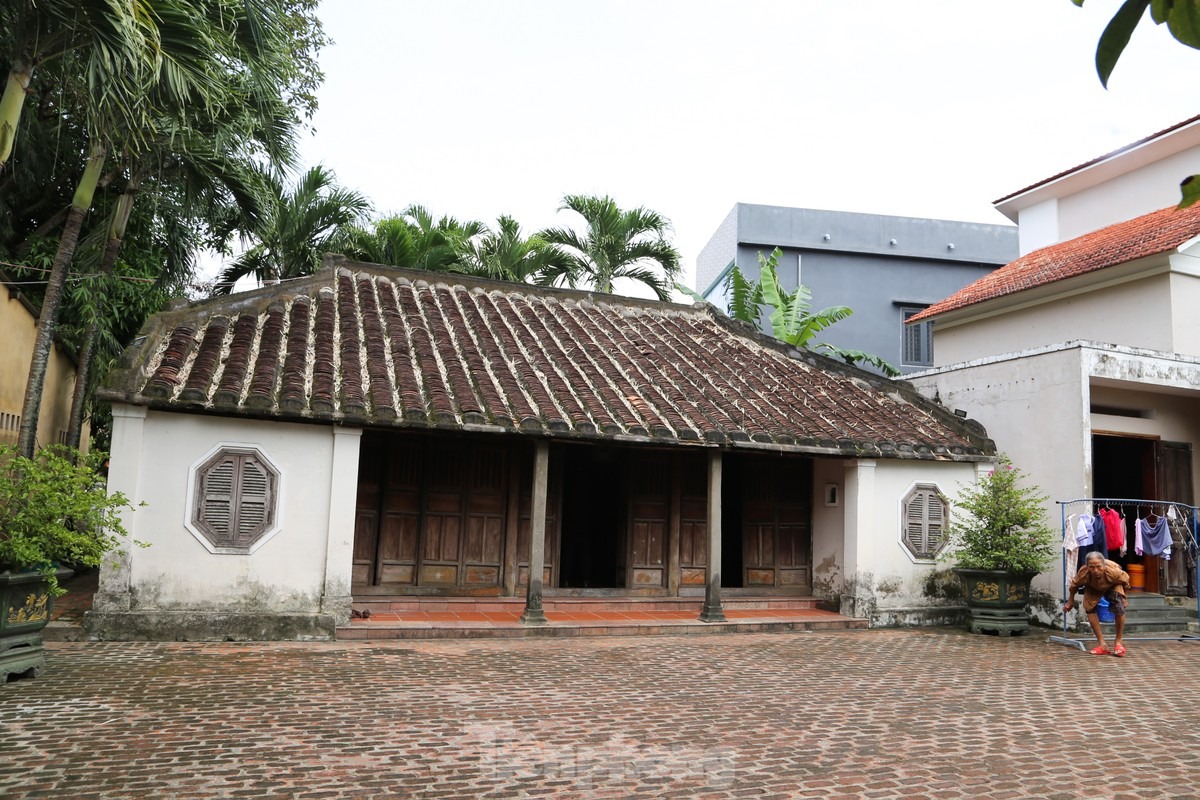 Làng cổ Phong Nam cũng còn rất nhiều đình, chùa, miếu có tuổi đời hàng trăm tuổi. Trong đó, có 5 ngôi nhà cổ đã tồn tại ngót nghét 2 thế kỉ và vẫn được các thế hệ dân làng gìn giữ, bảo tồn theo thời gian.