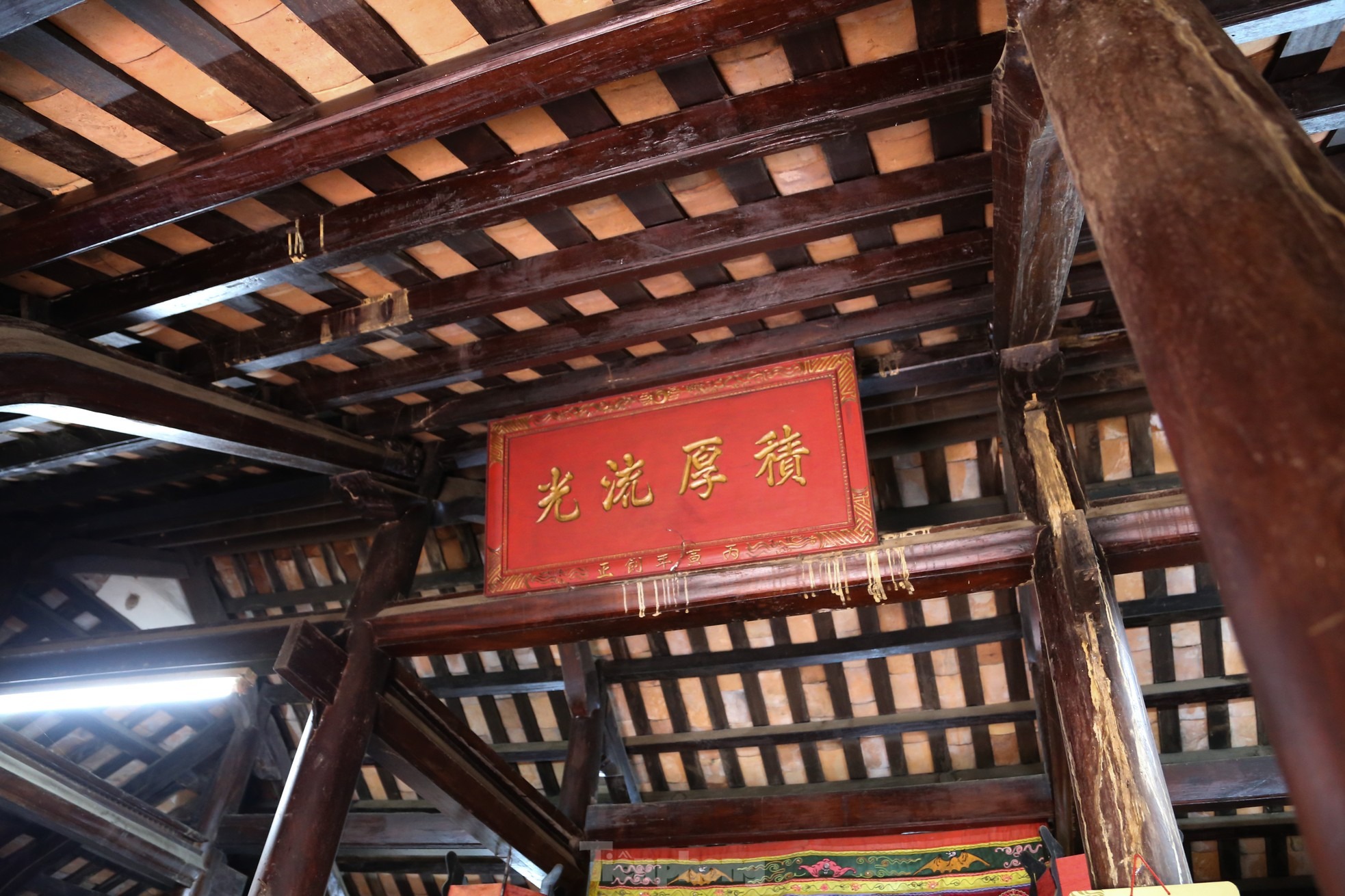 Đến làng cổ Phong Nam, dễ dàng bắt gặp những mái nhà cổ kính nằm rợp bóng dưới rặng tre, hàng cau xanh mát chạy dài tít tắp. Dù chịu ảnh hưởng của thời gian nhưng những ngôi nhà cổ vẫn trường tồn để kể câu chuyện về lịch sử, văn hóa độc đáo của ngôi làng.