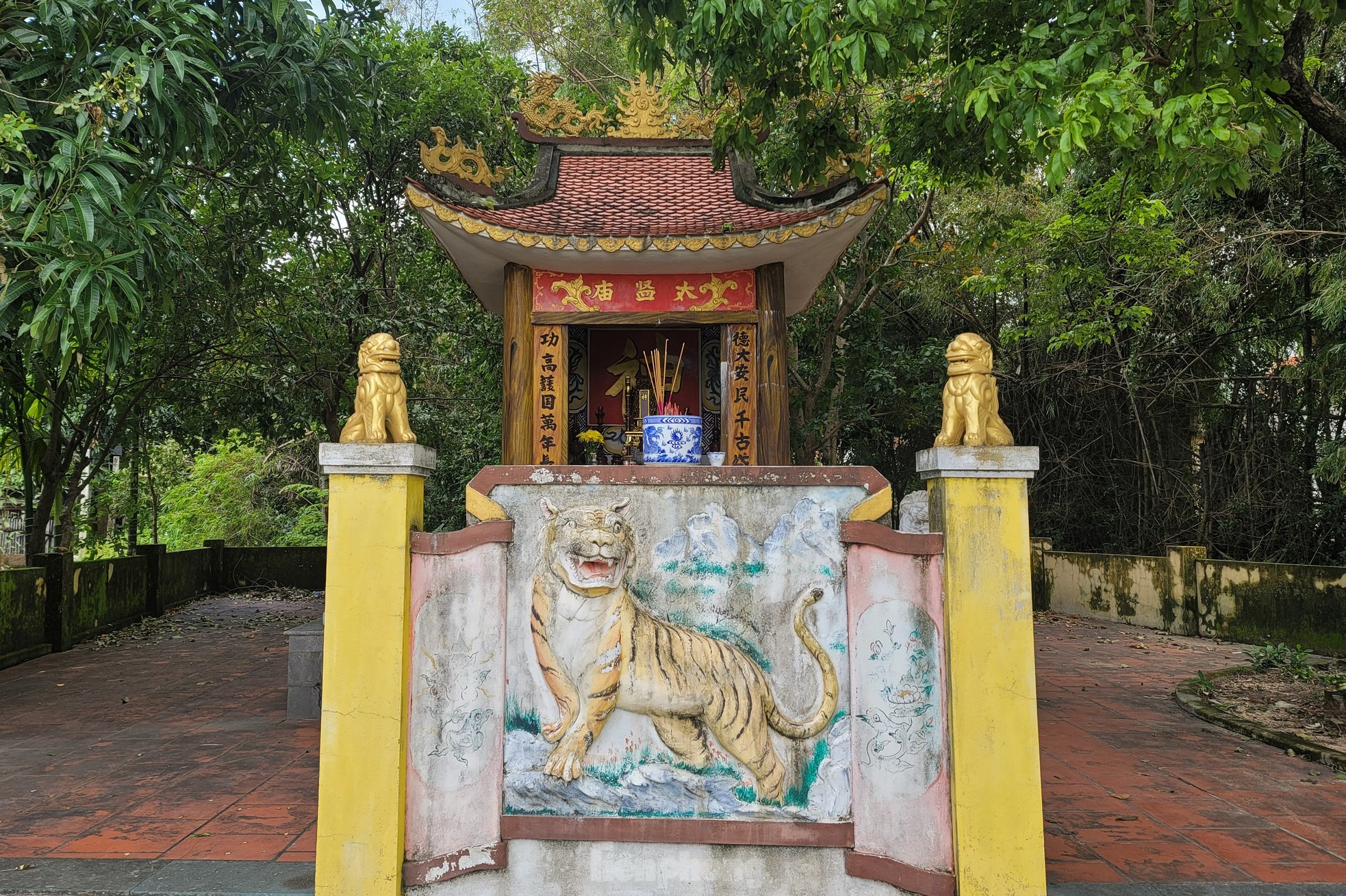 Ở đây, nhiều nhà thờ tiền hiền, nhà thờ tộc, đình, miếu... vẫn còn giữ nét kiến trúc cổ kính, nguyên bản từ hàng trăm năm trước như miếu Âm Linh, miếu Tam Vị, miếu Thái Giám (trong ảnh), miếu Bà Hỏa, miếu Thần Nông…