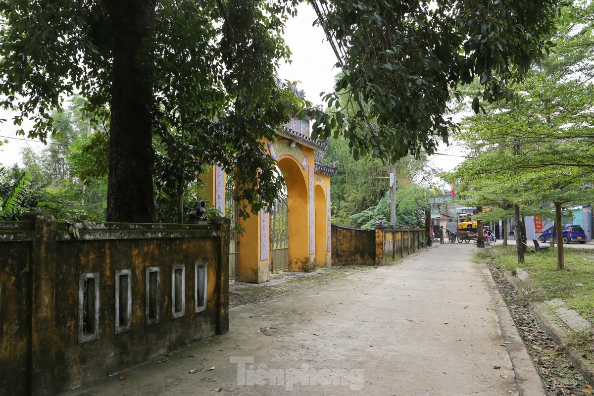 Làng cổ Phong Nam nằm cách trung tâm TP. Đà Nẵng khoảng 10km với diện tích khoảng 1,62 km2. Dù trải qua cả trăm năm kể từ lúc lập làng, nơi đây vẫn giữ được vẻ đẹp cổ kính, hồn hậu của làng quê. Ảnh: Giang Thanh.