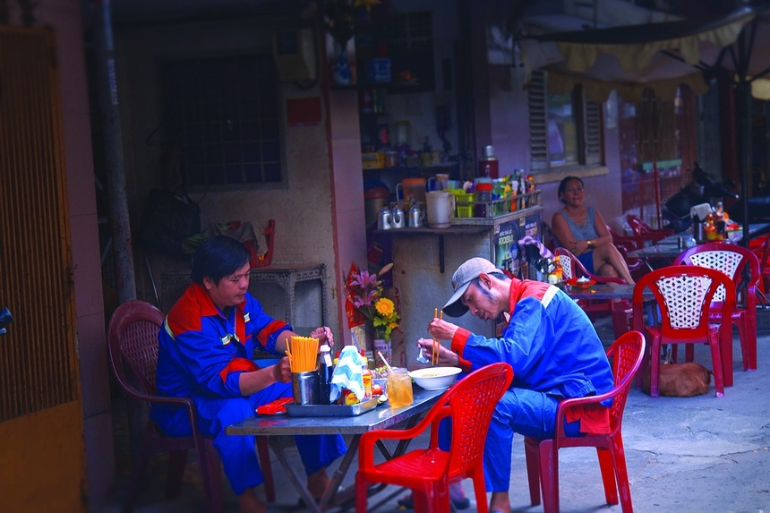 Những người công nhân bắt đầu bữa điểm tâm sớm trước khi đi làm