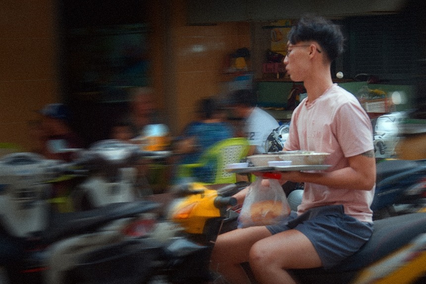 Đưa món ăn cho thực khách bằng xe máy, một hình ảnh quen thuộc với các hàng quán ở đây. Họ sẵn sàng phục vụ những khách ở xa quán hoặc ngoài hẻm chỉ với một cú điện thoại