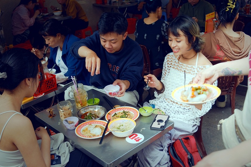 Nhiều bạn trẻ thích thú đến đây để cảm nhận nhịp sống bình dị, gần gũi và món ăn phong phú với giá bình dân