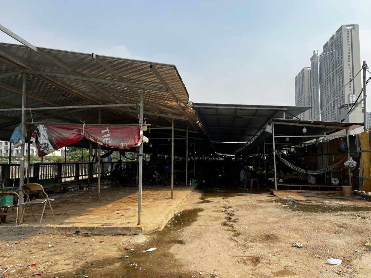 Đặc biệt, khu chợ nằm trên vị trí cống thoát nước dân sinh của công trình thủy lợi.