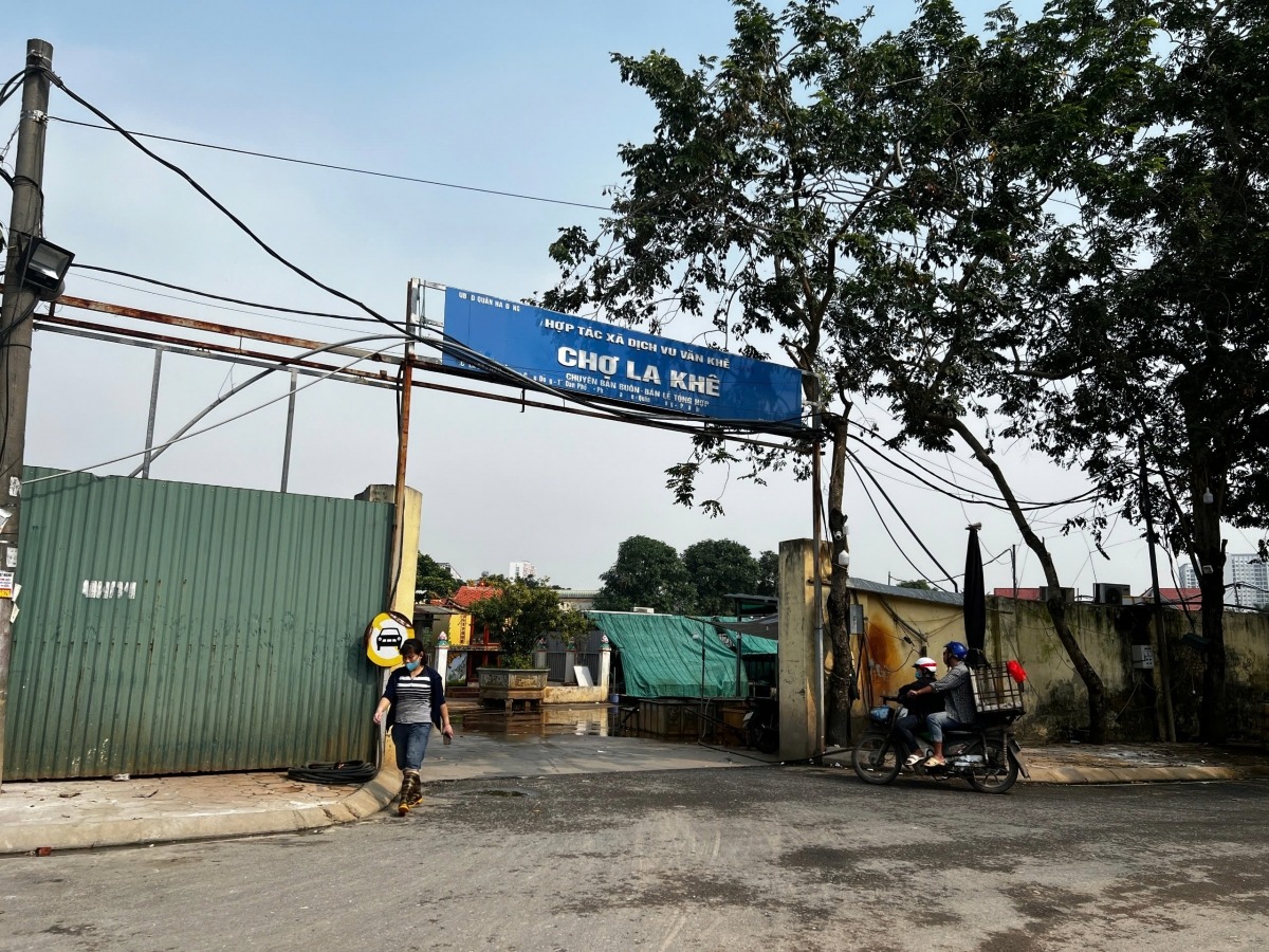 Theo tìm hiểu của phóng viên chợ La Khê thuộc phường La Khê, quận Hà Đông, Hà Nội theo quy hoạch là chợ hạng 3, dưới 200 điểm kinh doanh. Tuy nhiên, nhiều năm qua chợ lại hoạt động như một chợ đầu mối khiến hoạt động buôn bán rầm rộ vào đêm xe chở hàng cỡ lớn hoạt động thường xuyên đã gây ảnh hưởng lớn đến đời sống cư dân xung quanh.