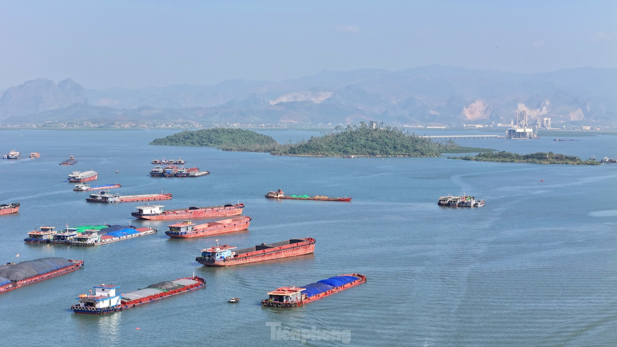 Nhưng sau 17 năm, hòn đảo này vẫn bị bỏ hoang, nằm trơ trọi giữa vịnh Cửa Lục.