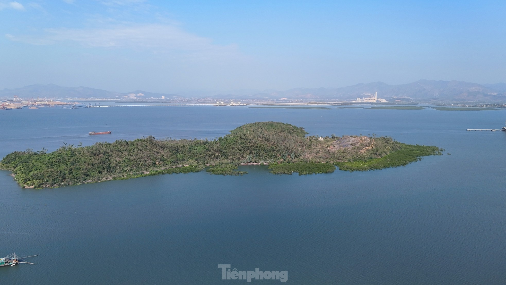 Theo tìm hiểu của phóng viên Tiền Phong, tháng 12/2007, Công ty CP Tập đoàn INDEVCO đã nộp tiền sử dụng đất một lần cho cả thời gian giao đất là 70 năm với tổng số tiền hơn 21 tỉ đồng. Sau đó Công ty này đã rục rịch đầu tư làm một phần hạ tầng. Nhưng chỉ vài tháng sau đó hòn đảo bị bỏ hoang cho đến nay.