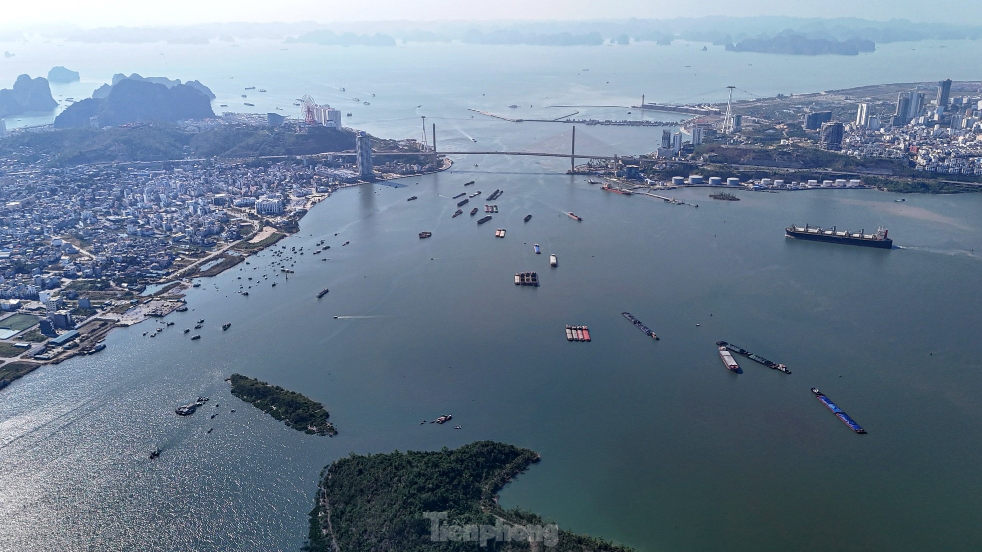 Trong khi đó, để giải quyết được các vấn đề ô nhiễm trên, chủ đầu tư phải đợi đến ít nhất năm 2030 khi Quảng Ninh dự kiến di dời các nhà máy xi măng nằm bên bờ vịnh Cửa Lục đi nơi khác.