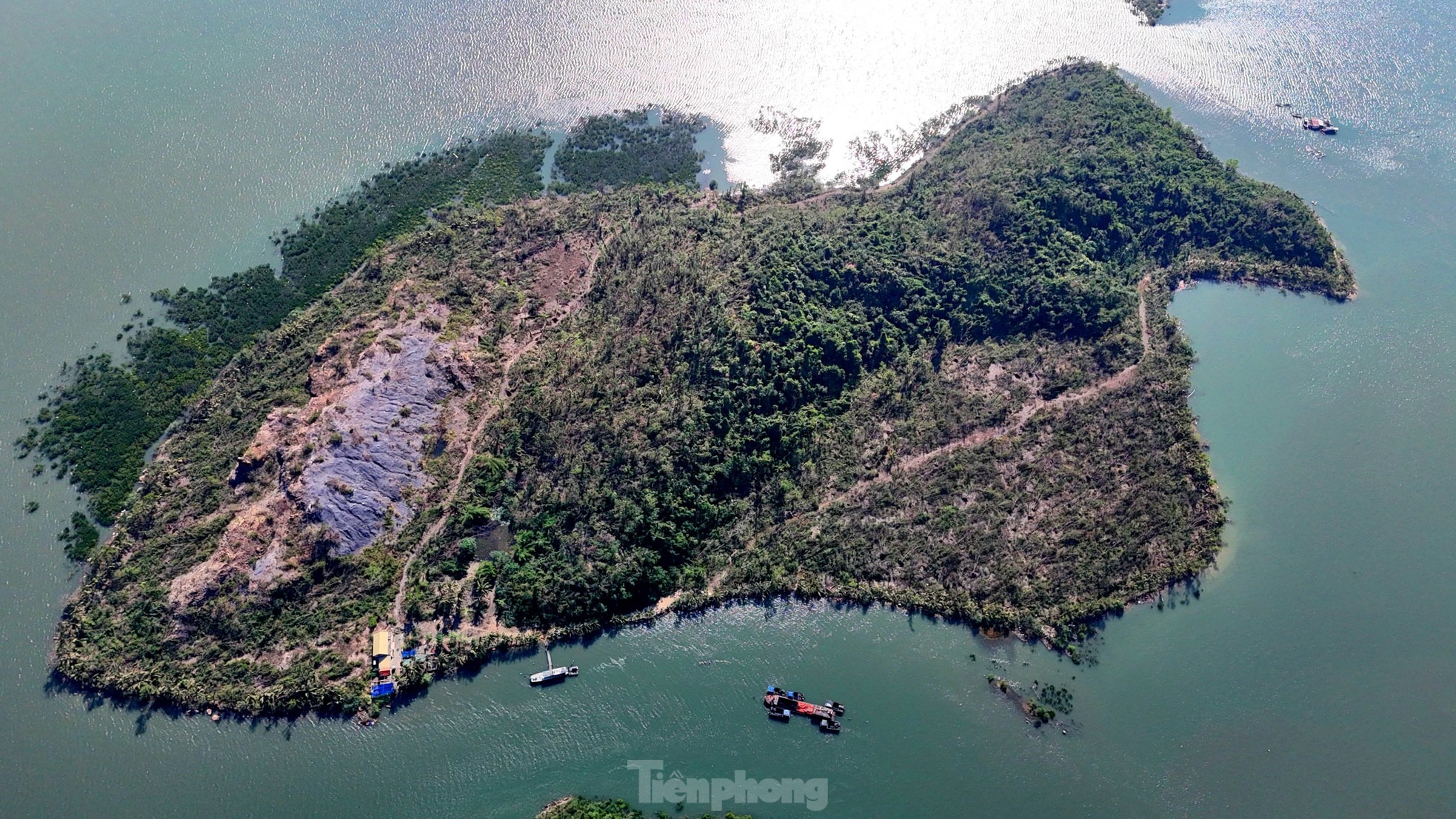 Một hòn đảo cực đẹp có vị trí đắc địa giữa vịnh Cửa Lục bị bỏ hoang cả chục năm và không thể phát triển được những sản phẩm du lịch mới.