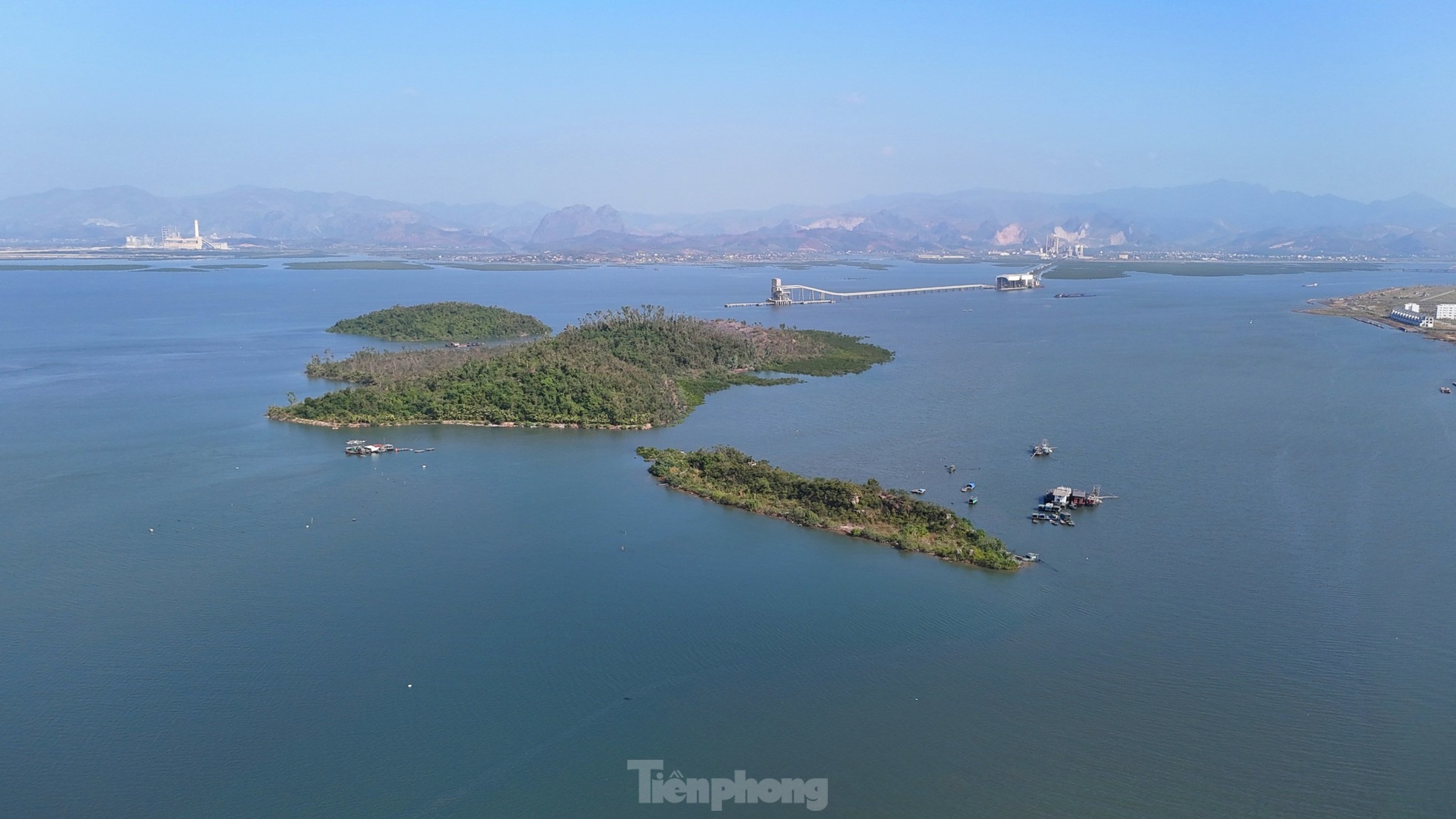 Đảo Hòn Gạc, thuộc phường Cao Xanh, TP Hạ Long được UBND tỉnh Quảng Ninh giao đất có thu tiền sử dụng đất cho Công ty CP Tập đoàn INDEVCO (có địa chỉ tại TP Cẩm Phả) xây dựng Khu du lịch sinh thái đảo Hòn Gạc vào tháng 9/2007, với tổng diện tích hơn 25,2ha, trong thời hạn 70 năm.