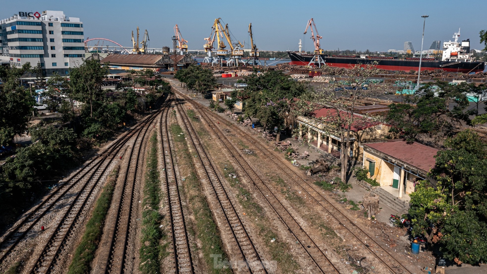 Khi được xây dựng, cảng Hoàng Diệu có kho bãi cùng hệ thống trang thiết bị xếp dỡ đồng bộ nên có ít có đối thủ cho đến tận cuối thế kỷ 20. Ngoài ra, cảng Hoàng Diệu là cảng duy nhất hiện nay trên cả nước có đường sắt kết nối trực tiếp, đồng bộ với đường sắt quốc gia (Hải Phòng - Hà Nội - Việt Trì - Lào Cai).
