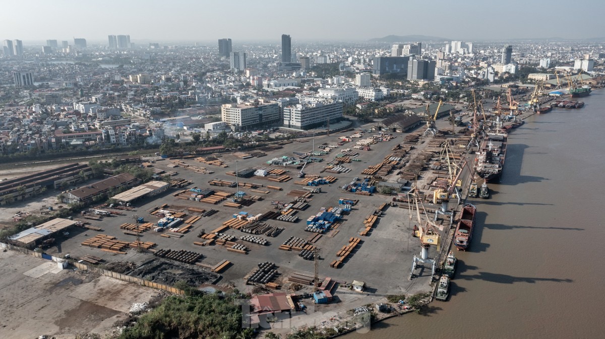 Tuy nhiên, bến cảng trên 150 tuổi của thành phố cảng sắp kết thúc sứ mệnh hoạt động của mình. Theo quy hoạch, cảng Hoàng Diệu sẽ phải nhường diện tích đất cho phát triển không gian đô thị, ưu tiên công trình dịch vụ công cộng, cây xanh, văn phòng, thương mại. Về quy hoạch giao thông đường bộ, sẽ xây dựng cầu Nguyễn Trãi bắc qua sông Cấm nằm song song với cầu Hoàng Văn Thụ được xây dựng từ trước đó.