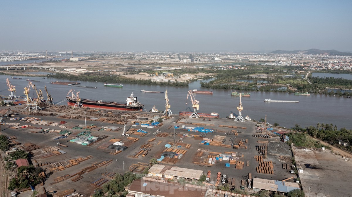 Lý do di rời cảng Hoàng Diệu do cảng có vị trí siêu đắc địa khi nằm giữa trung tâm TP. Hải Phòng cũ và khu trung tâm hành chính mới mà trong tương lai sẽ trở thành TP. Thủy Nguyên. HĐND TP. Hải Phòng đã chính thức biểu quyết thông qua chủ trương đầu tư hơn 6.300 tỷ đồng xây dựng cầu Nguyễn Trãi bắc qua sông Cấm và chỉnh trang đô thị vùng phụ cận.