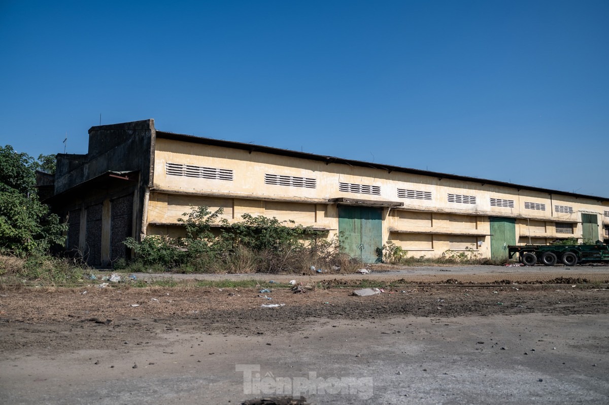 Ghi nhận của PV Tiền Phong, cảng Hoàng Diệu đang tổ chức phá dỡ một số công trình để giải phóng mặt bằng tại một số khu vực bàn giao cho thành phố để khởi công cầu Nguyễn Trãi. Theo tính toán, cảng Hoàng Diệu có hơn 300.000 m2 đất nằm trong diện bị thu hồi.