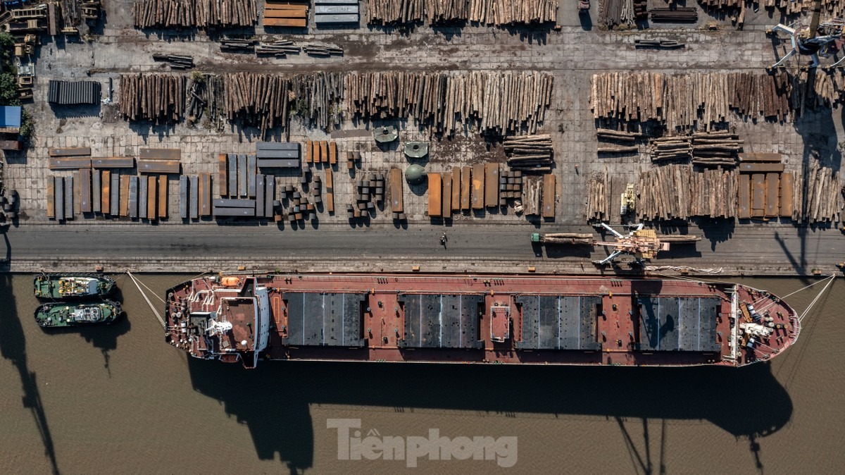 Khi cầu Nguyễn Trãi được khởi công bắc qua Sông Cấm với tĩnh không 25 m, các cầu cảng 1, 2, 3 trực tiếp bị ảnh hưởng do hạn chế về tĩnh không. Và sau đó, toàn bộ các cầu cảng còn lại của bến cảng Hoàng Diệu sẽ không thể tiếp tục khai thác theo năng lực thiết kế.