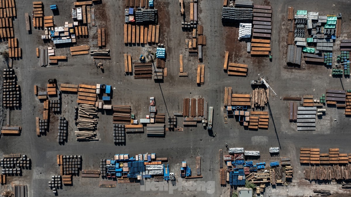 Lô hàng lưu giữ lâu nhất là từ năm 2008 của Công ty Xuất nhập khẩu Vinashin. Ngoài ra còn hàng loạt xe xúc, xe cẩu, xe tải nhỏ, thép tấm, thép lá cuộn và hơn 900 kiện hàng khác đã để tại các kho bãi cảng này từ năm 2010 - 2023.