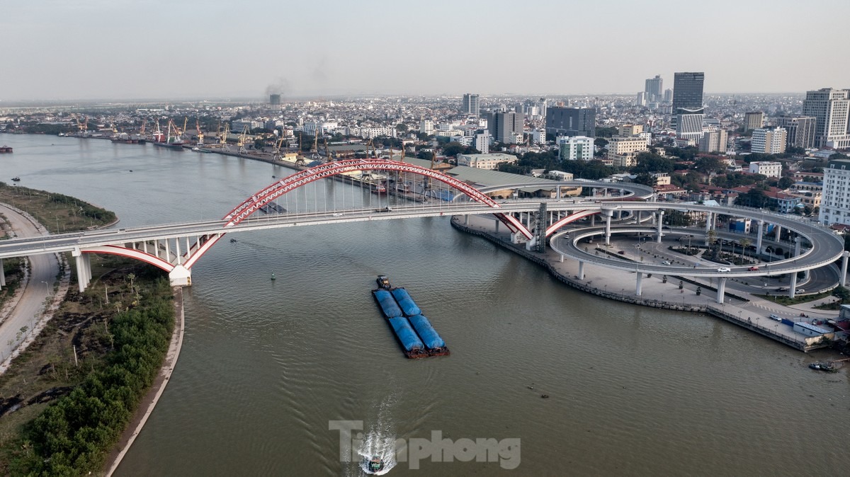 Đầu năm 2017, cầu Hoàng Văn Thụ được thành phố Hải Phòng khởi công xây dựng và khánh thành sau 2 năm thi công. Công trình cắt qua cầu cảng số 10, 11 và ảnh hưởng đến hoạt động của bến cảng số 9. Công ty Cổ phần Cảng Hải Phòng đã phải tạm ngừng khai thác 3 cầu cảng này để phục vụ thi công cầu Hoàng Văn Thụ.