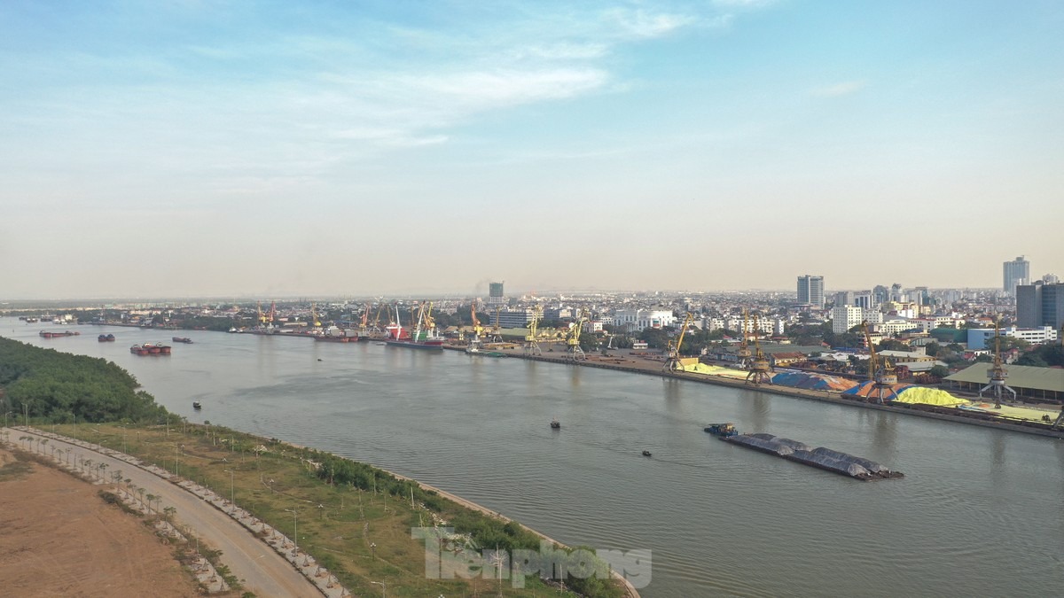 Cảng Hoàng Diệu là bến cảng chính gắn với hình ảnh Hải Phòng - thành phố Cảng, nằm bên bờ sông Cấm, được người Pháp xây dựng từ năm 1874, là một trong 3 bến cảng của Công ty CP Cảng Hải Phòng. Với người dân Hải Phòng, cảng Hoàng Diệu được mặc nhiên coi là cảng Hải Phòng dù nhiều năm qua Công ty CP Cảng Hải Phòng mở rộng địa bàn hoạt động ra nhiều khu vực khác như Đình Vũ, Lạch Huyện...