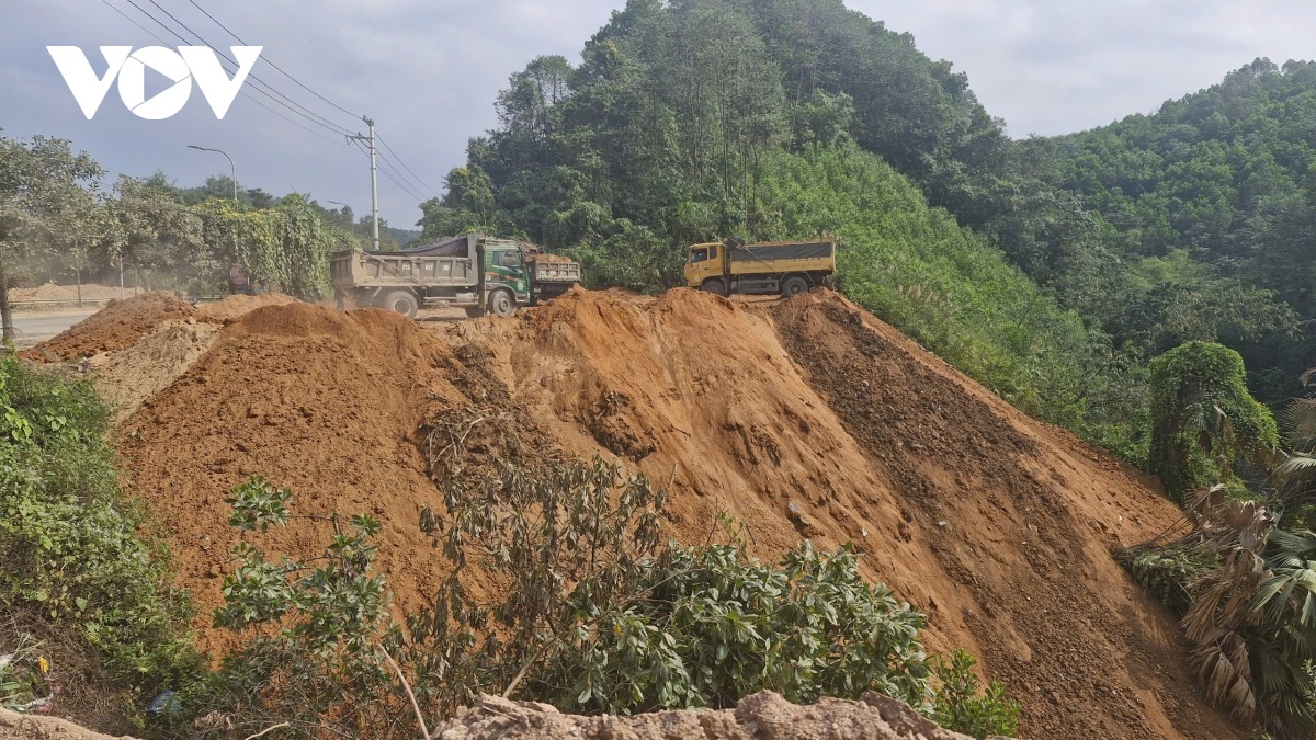 Điểm đổ này có một khe nước, một đầu đã bị đổ đất thải lấp lên cao