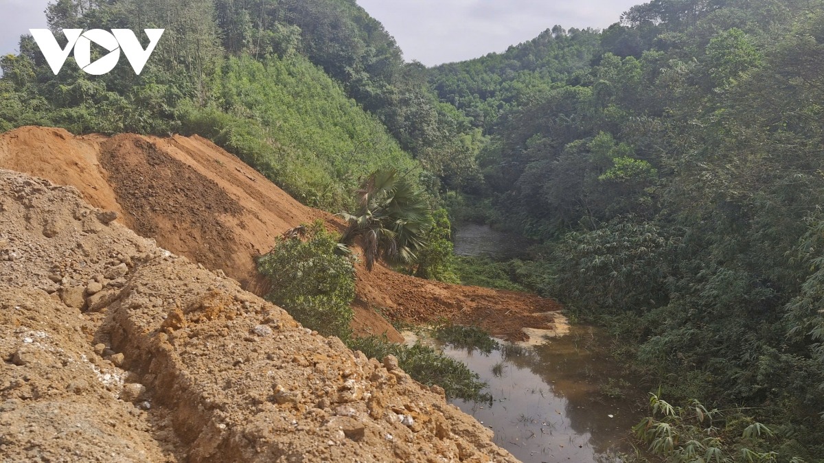 Đầu còn lại vẫn đang tiếp tục được đổ đất thải xuống