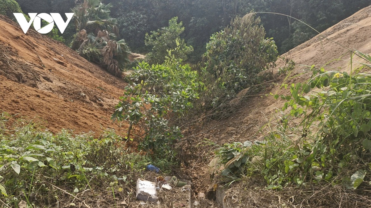 Phạm vi bãi đổ đất cũng là thượng lưu cống tròn, đường kính 150 cm; cống ngang dài 52m, khi đổ đất sẽ lấp toàn bộ phía thượng lưu cống. Đơn vị chức năng đã lập biên bản yêu cầu ông Phan Minh Hải ở phường Minh Tân, thành phố Yên Bái (chủ xe và máy) thực hiện khôi phục hiện trạng rãnh thoát, hành lang, vệ sinh mặt đường trước ngày 10/11. Tuy nhiên, ông Hải không thực hiện theo yêu cầu và tiếp tục cho xe ra vào đổ đất.