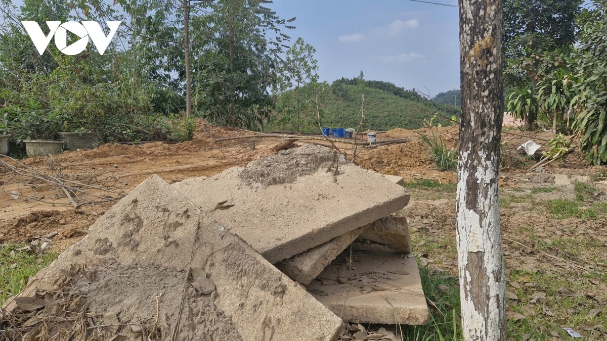 Đây là vị trí ở khu vực Km2+850, phía bên phải đường Âu Cơ, 6 tấm nắp đậy rãnh thoát nước và 6 tấm bản đậy rãnh kỹ thuật cũng bị người dân tự ý tháo dỡ