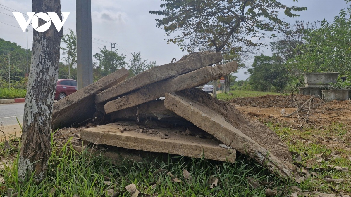 Đơn vị quản lý đã lập biên bản và yêu cầu ông Bùi Đức Thắng (chủ xe, máy) ở phường Yên Ninh, thành phố Yên Bái hoàn trả lại các tấm bản như ban đầu, khơi thông dòng chảy rãnh thoát, vệ sinh mặt đường xong trước 16/10. Hiện việc đổ thải khu vực này đã dừng, tuy nhiên ông Thắng vẫn chưa thực hiện hoàn trả rãnh thoát, rãnh kỹ thuật, các tấm đậy để chỏng chơ.