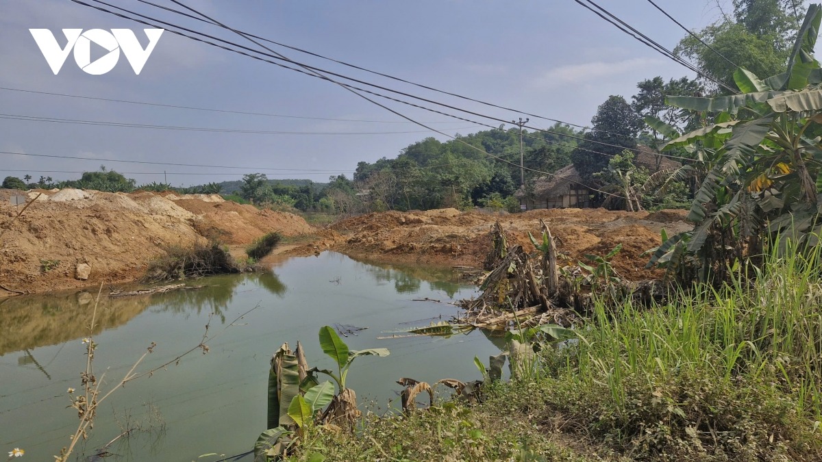 Khu vực này thuộc Km92+400, QL 32C và một bên là đường nối Nút giao IC12 vào cầu Tuần Quán. Ngoài nguy cơ đất đổ thải bít kín lối thoát nước ở hạ lưu cống, thì hành lang đường bộ cũng bị người dân tự ý đổ đất lên, hoặc lấp mất rãnh dọc.